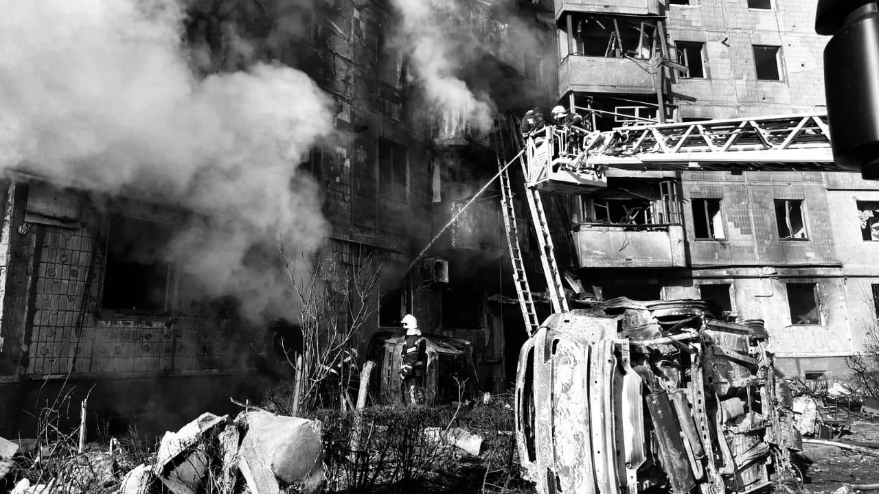 Біля пошкодженого будинку працюють 14 психологів ДСНС з різних регіонів України, які уже надали допомогу 150 людям / Фото ДСНС