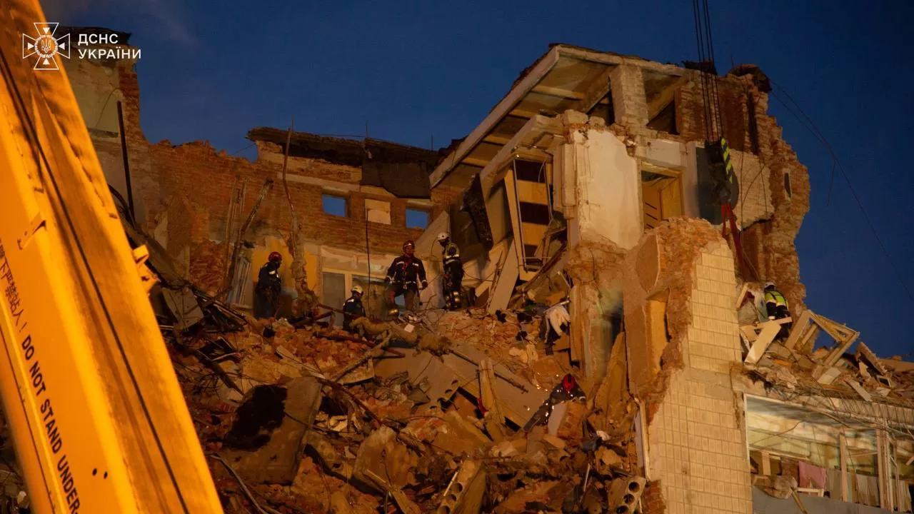 У Тернополі тривають аварійно-рятувальні роботи після російської атаки / Фото ДСНС