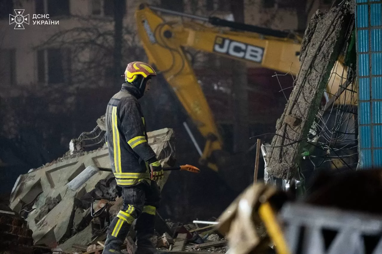 У Тернополі на місці удару РФ 230 рятувальників шукають людей під завалами
