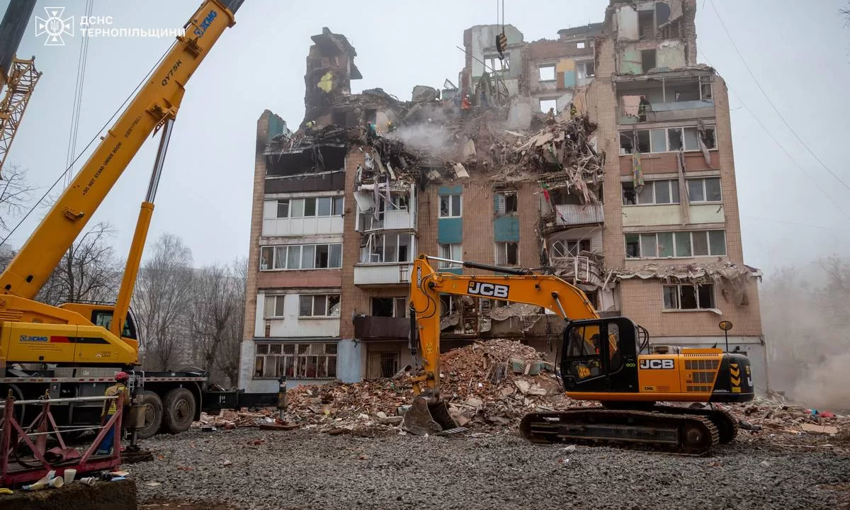 У Тернополі рятувальники продовжують розбір завалів зруйнованої багатоповерхівки / Фото: ДСНС