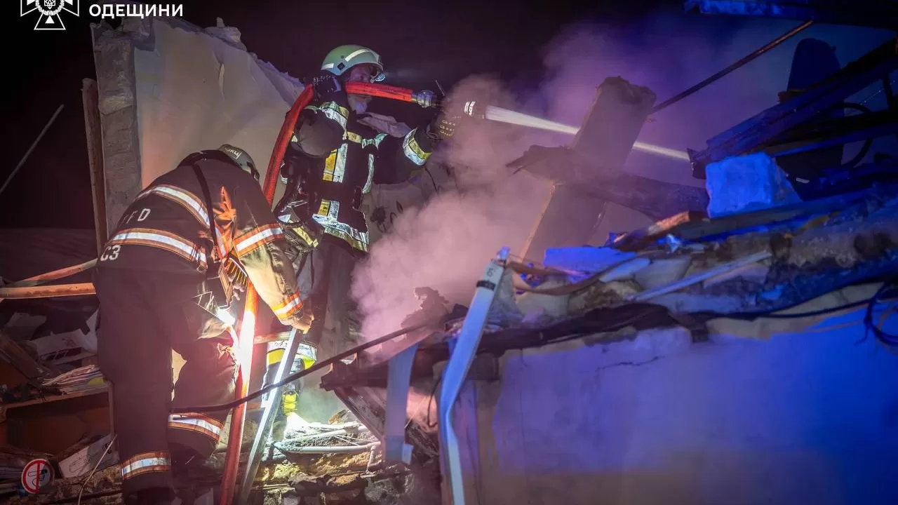 Спасатели на месте удара БпЛА в Одессе / Фото: ГСЧС