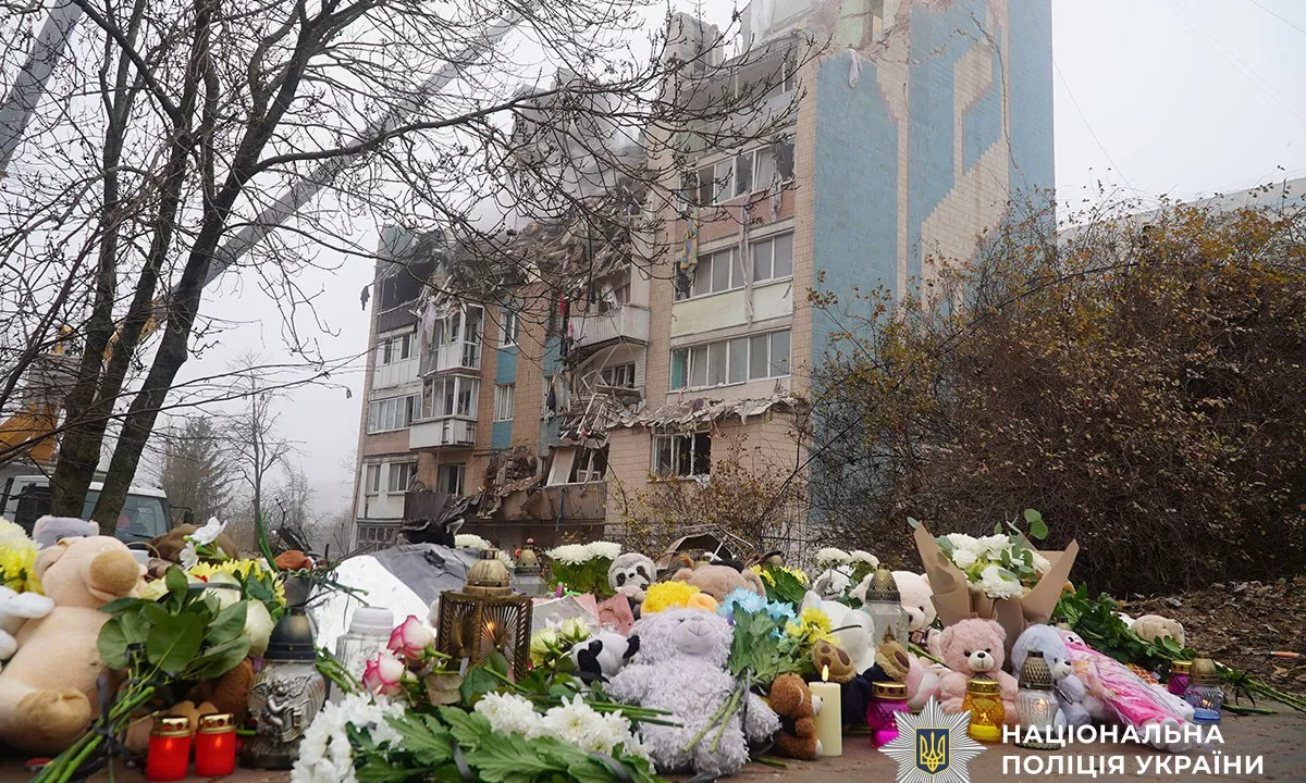 Квіти на місці трагедії у Тернополі / Фото: Нацполіція