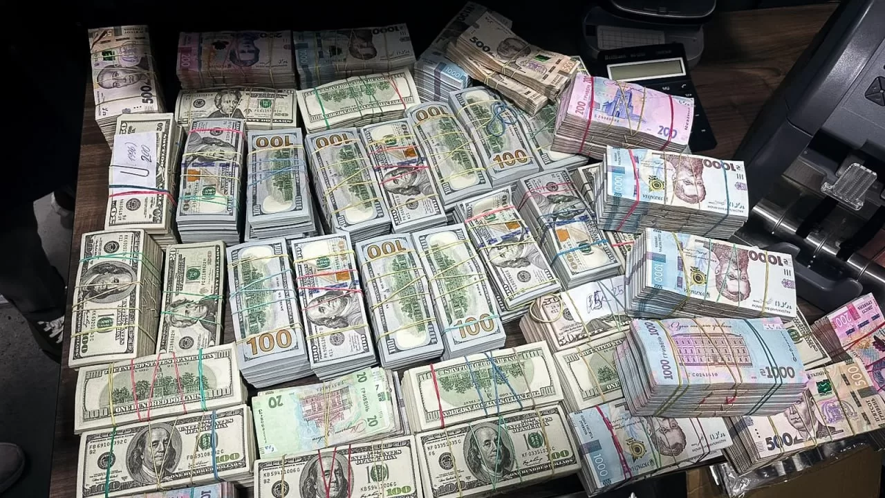 Изъятые во время обыска деньги / Фото: Нацполиция