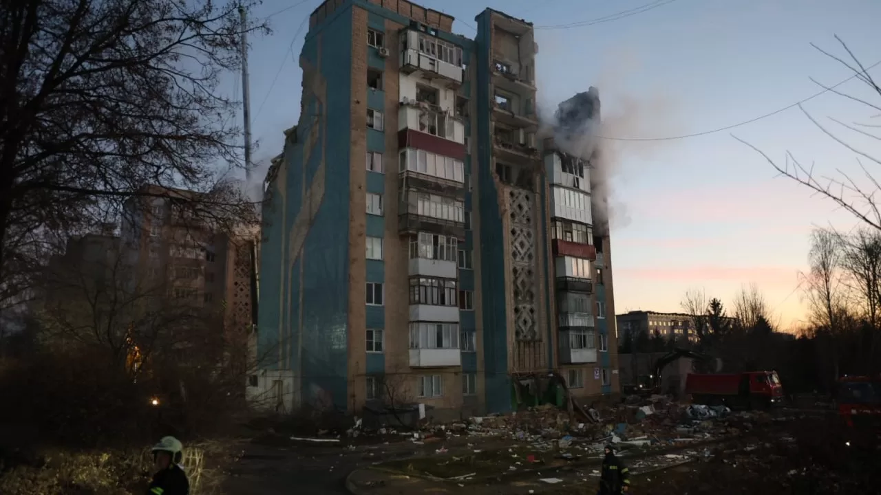 19 листопада російська ракета вдарила по житловому будинку в Тернополі. Наразі відомо про 31 загиблого, серед яких 6 дітей / Фото ДСНС