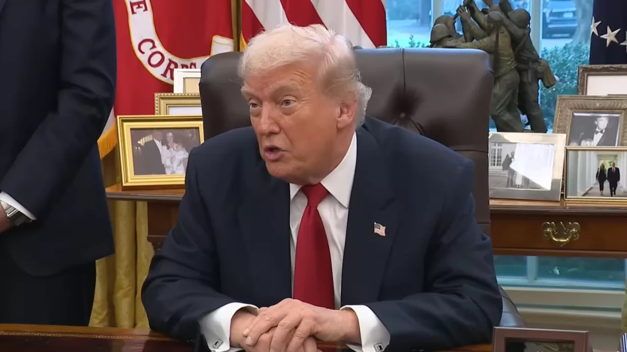 Президент США Дональд Трамп під час спілкування з журналістами в Овальному кабінеті / Скріншот