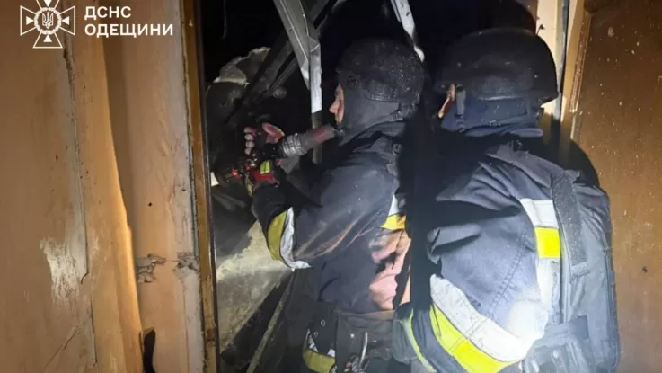 Нічна атака по Одещині: пошкоджені адмінбудівлі та 11 вантажівок, двоє людей постраждали