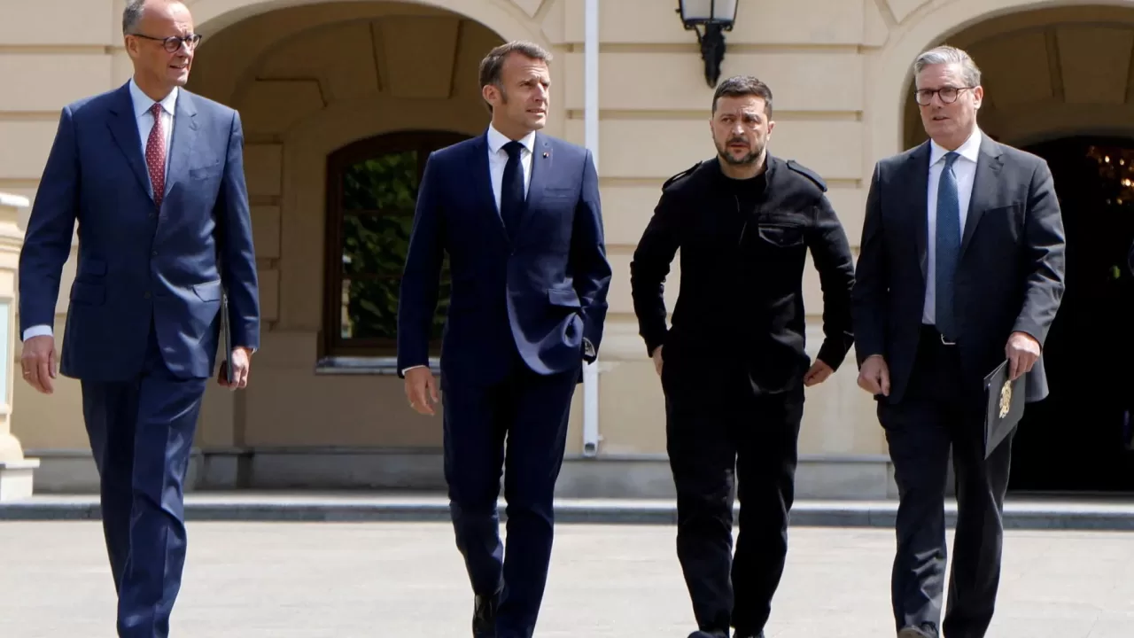 Канцлер Германии Фридрих Мерц, президенты Франции Эммануэль Макрон, президент Украины Владимир Зеленский и премьер-министр Великобритании Кир Стармер в Мариинском дворце в Киеве / Фото: The New York Times