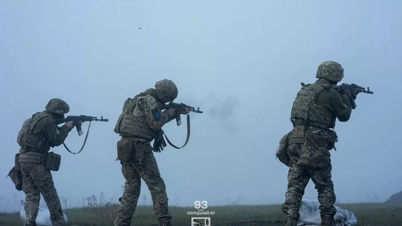 Soldiers of the 93rd Mechanized Brigade "Kholodny Yar" conducting exercises under cover of fog / Photo: General Staff of the Armed Forces of Ukraine