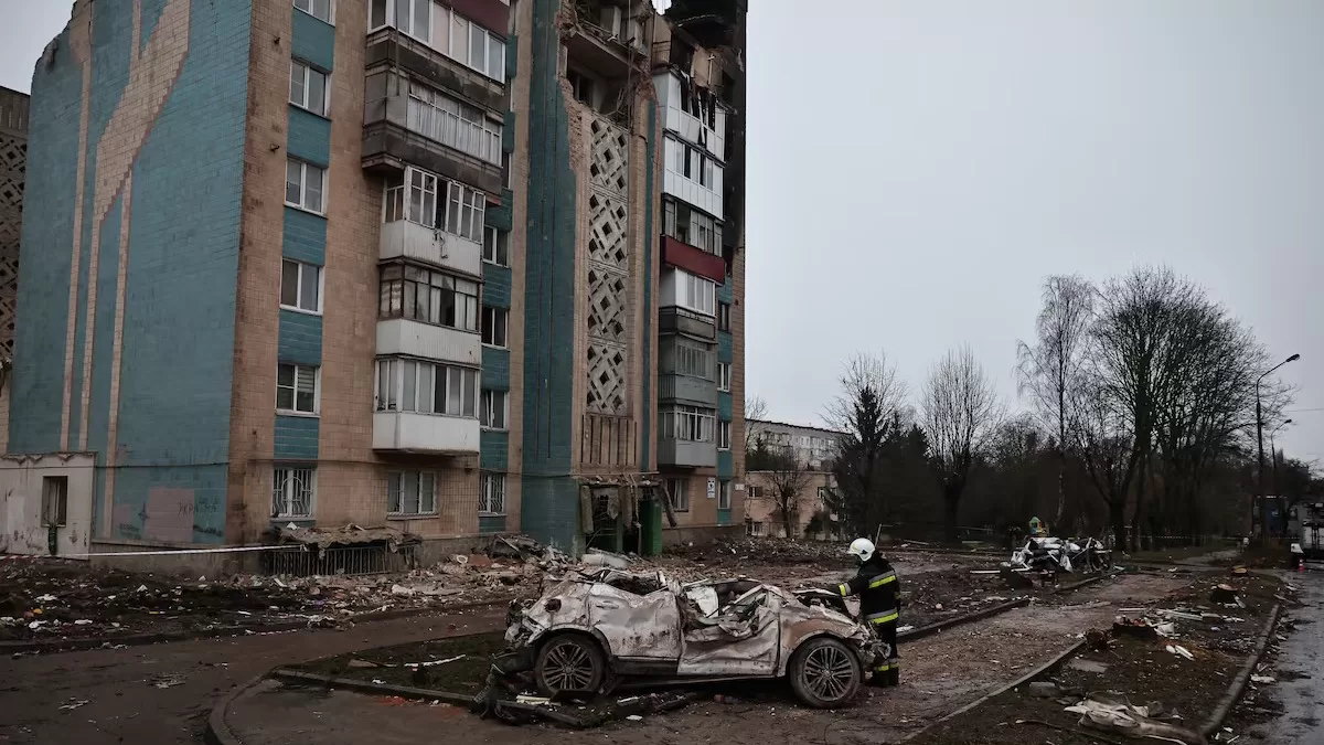 Пожарный осматривает автомобиль, который был уничтожен во время смертоносного российского ракетного удара по жилому дому в Тернополе. 21 ноября 2025 года / Фото Reuters