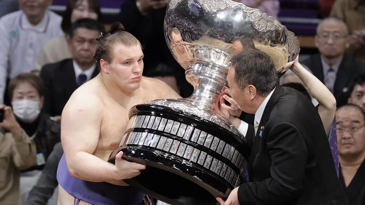 Українець Аонісікі (Данило Явгусишин) отримує нагороду після перемоги на турнірі Kyushu GrandSumo у Фукуоці, західна Японія, неділя, 23 листопада 2025 року / Фото KyodoNews через AP