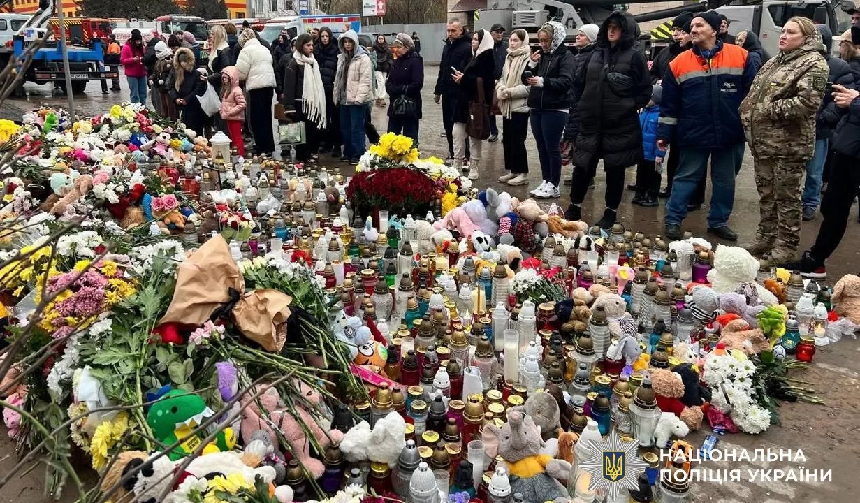 Тернополяне на месте российского удара 19 ноября / Фото: Нацполиция