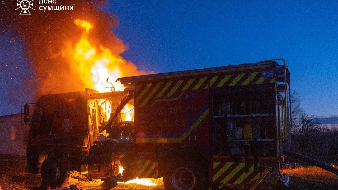 Знищений пожежний автомобіль в Сумах / Фото: ДСНС