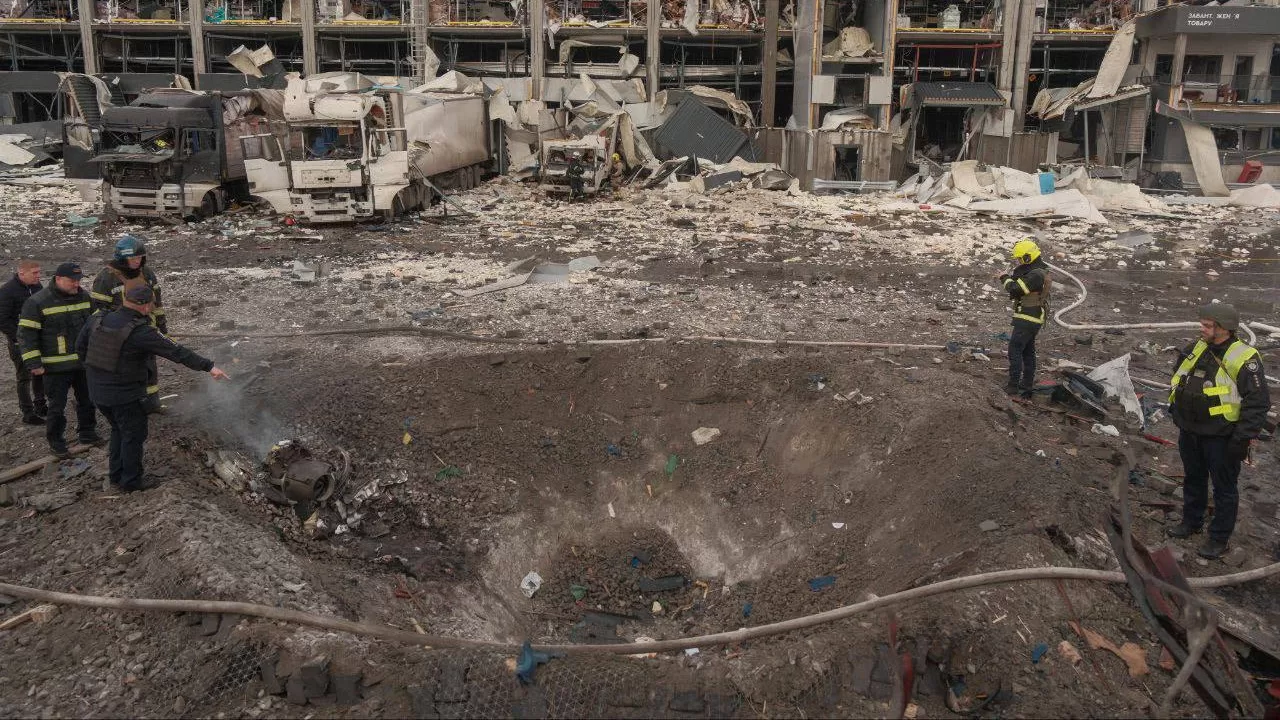 Россия применила для ночного удара 22 ракеты различных типов, включая аэробаллистические, и более 460 дронов / Фото ГСЧС