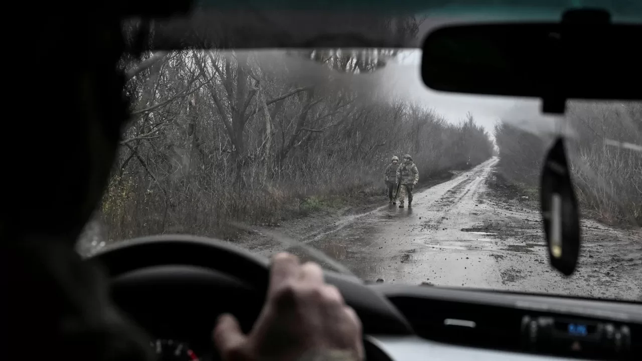 Украинский военнослужащий управляет автомобилем по дороге к линии фронта вблизи Покровска / Фото Reuters
