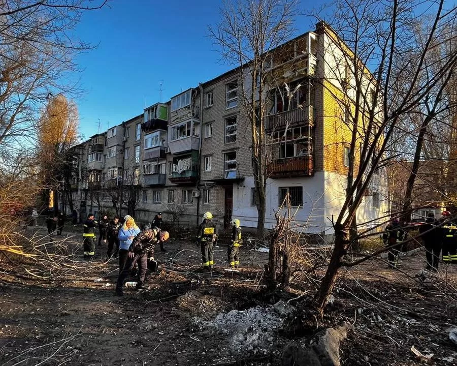 Спасатели на месте удара по Днепру 25 ноября / Фото: Борис Филатов