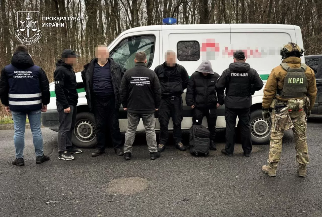 На Закарпатті затримали інкасаторів, які з мигалками перевозили ухилянтів зі Львова до кордону