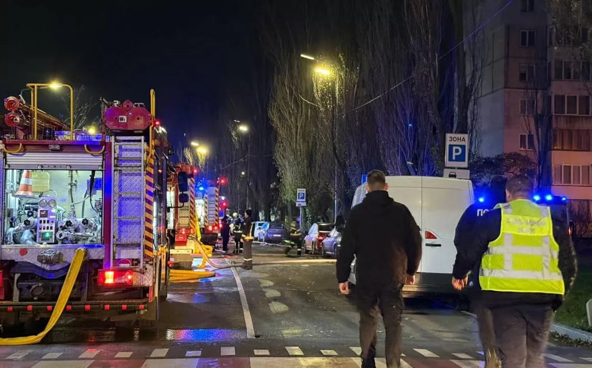 Пожежні автомобілі на місці удару по Києву / Фото: Нацполіція