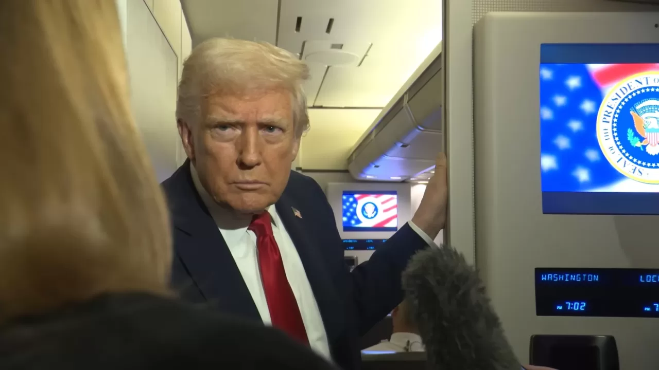 US President Donald Trump talking to reporters on board an airplane / Screenshot