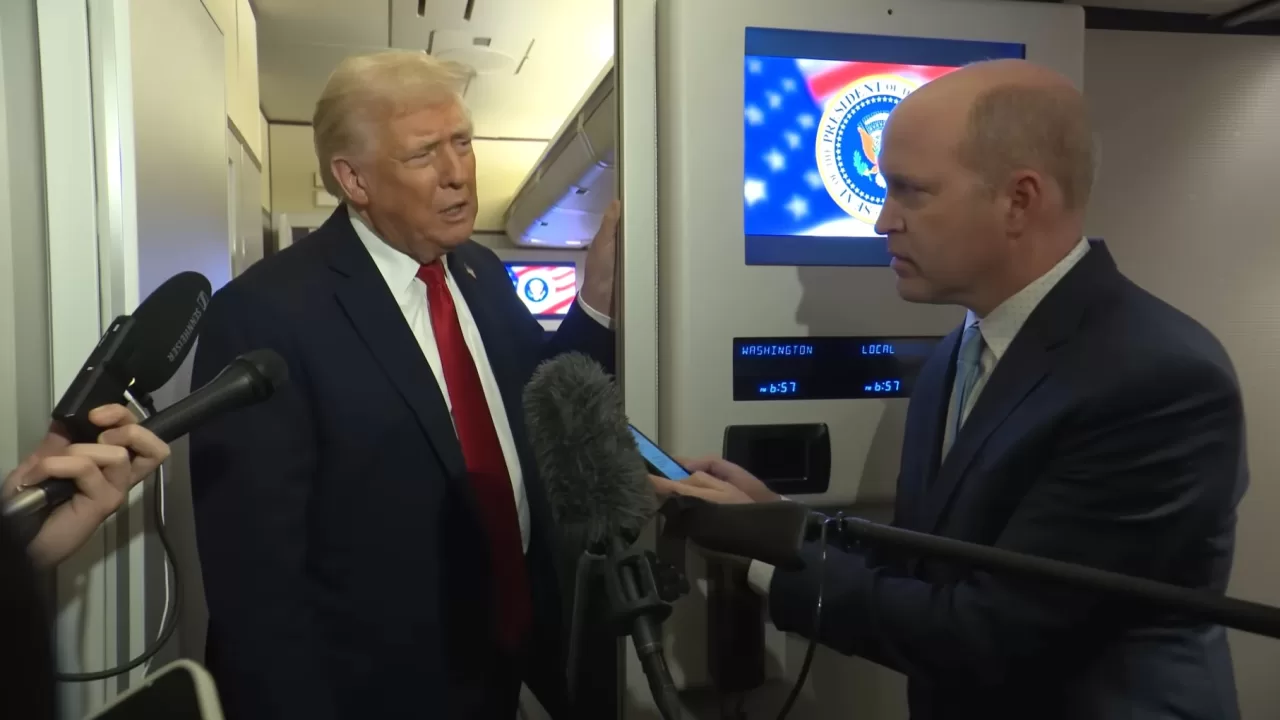 Президент США Дональд Трамп во время общения с журналистами на борту самолета Air Force One / Скриншот