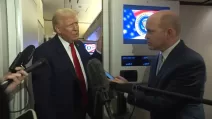 Президент США Дональд Трамп під час спілкування з журналістами на борту літака Air Force One / Скріншот