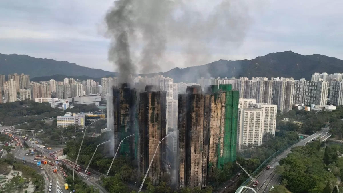 Пожарные продолжают пытаться потушить пожар в Wang Fuk Court в Тай По / Фото South China Morning Post