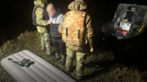 Пограничники спасли нарушителя, который пытался добраться до Молдовы вплавь на надувном матрасе / Фото ГПСУ