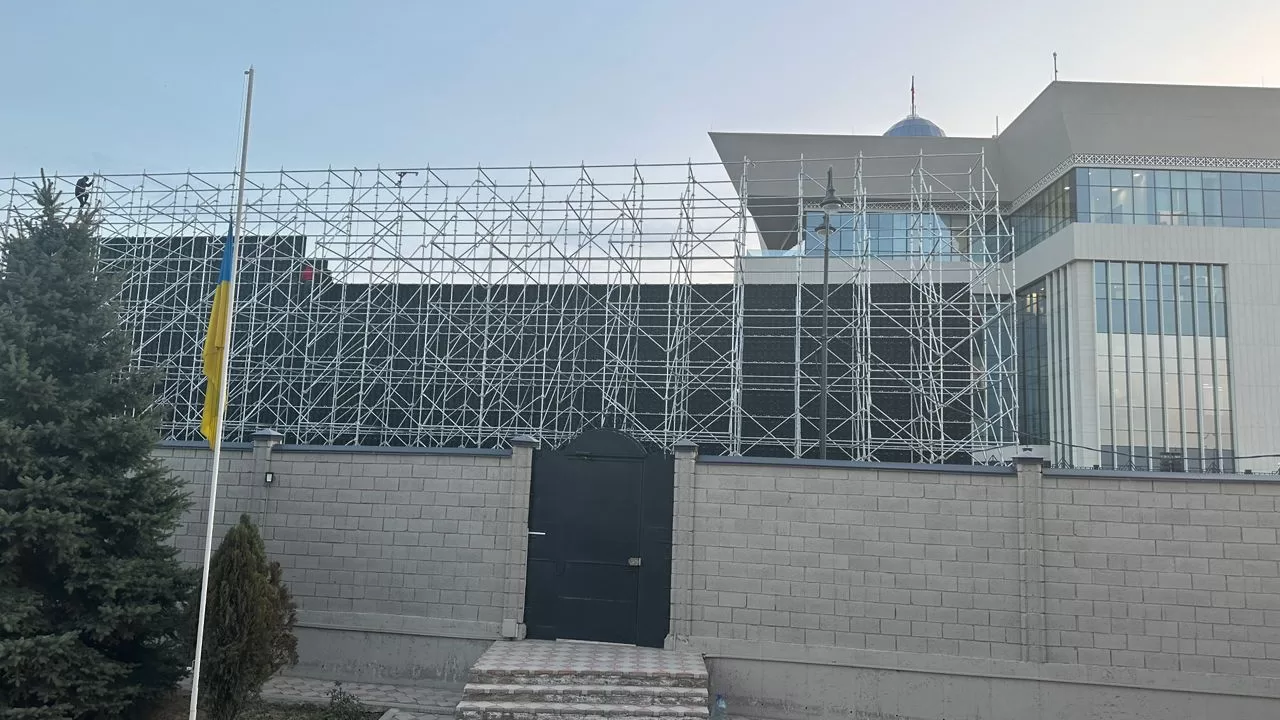 Конструкція з екраном біля посольства України у Бішкеку / Фото: t.me/pilaf_ukraine