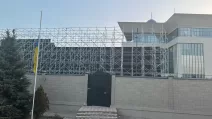 Конструкція з екраном біля посольства України у Бішкеку / Фото: t.me/pilaf_ukraine