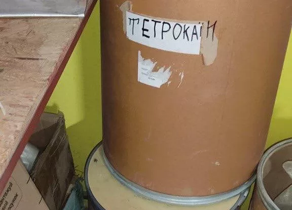 Понад 27 кг тетракаїну: викрито масштабну схему маскування та збуту небезпечного препарату