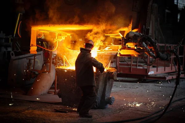 Переплавка металла / Иллюстративное фото: depositphotos