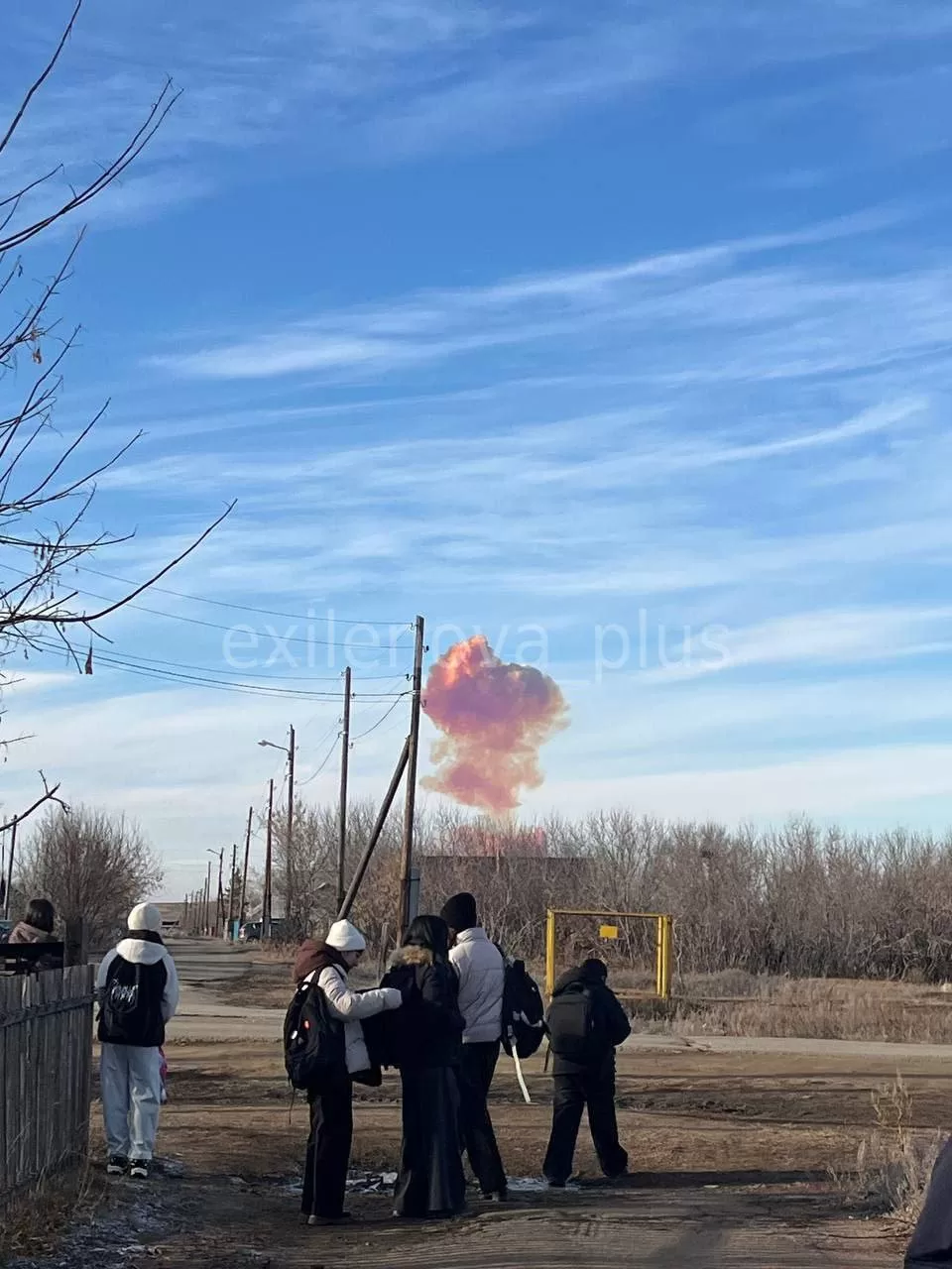 У РФ на полігоні стався невдалий запуск ракети: над містом Ясний утворився стовп фіолетового диму