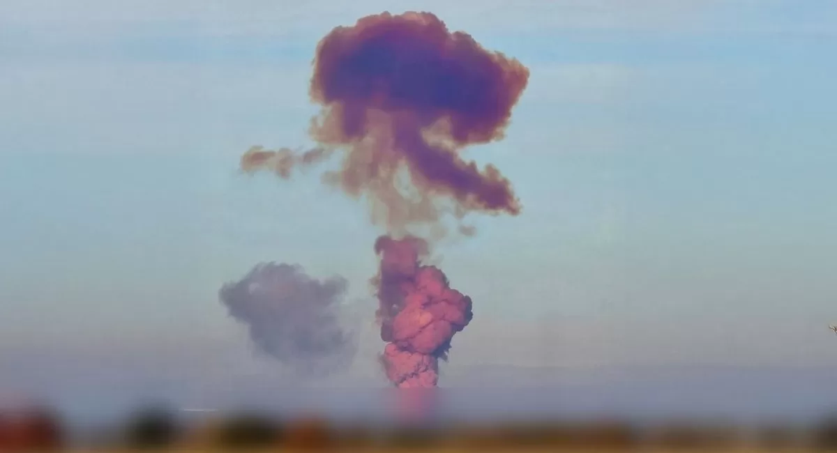 Дым после взрыва ракеты на пусковой базе "Ясный" в РФ / Фото: Соцсети