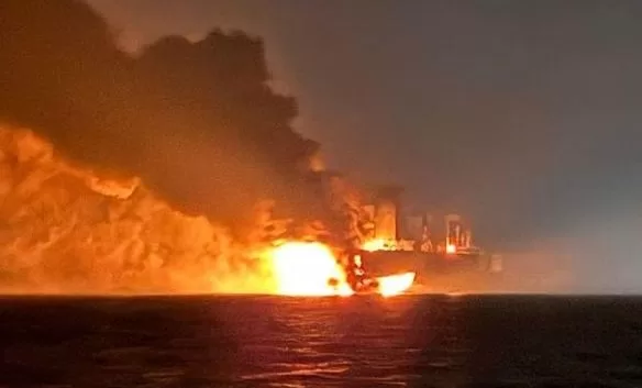 Горящее судно в Черном море / Фото: İHA