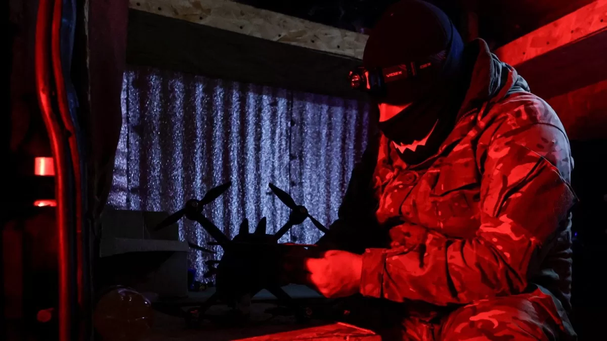 Военнослужащий подразделения противовоздушной обороны 115-й ОМБр проверяет перехватчик беспилотников FPV во время боевой смены вблизи Купянска, 14 ноября 2025 года / Фото Reuters