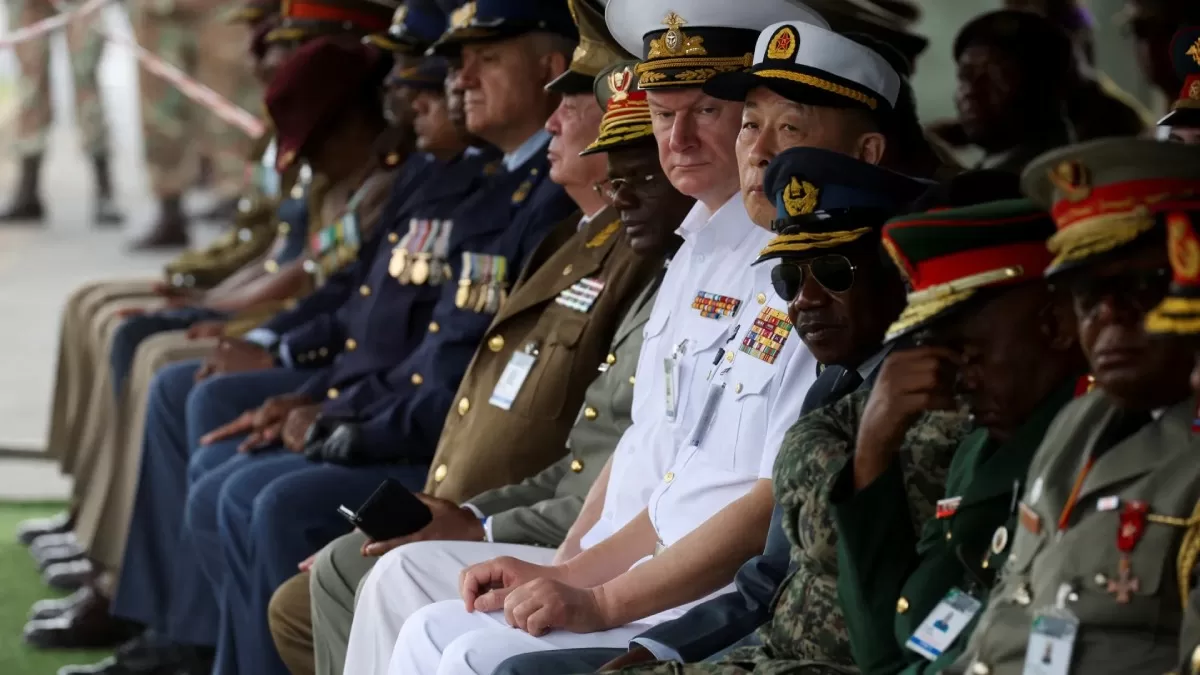 Российские, китайские и военные представители других стран участвуют в параде по случаю Дня вооруженных сил Южной Африки в Ричардс-Бей, Южная Африка, в феврале 2023 года / Фото Reuters