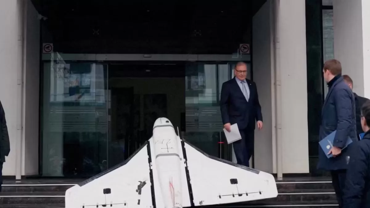 Послу России в Молдове Олегу Озерову показывают российский беспилотник, который упал в Молдове, 26 ноября 2025 года / Фото Министерство иностранных дел Молдовы