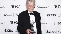 Том Стоппард с наградой за лучшую пьесу «Леопольдштадт» на 76-й ежегодной церемонии вручения премии «Тони» в Нью-Йорке, США, 11 июня 2023 года / Фото Reuters