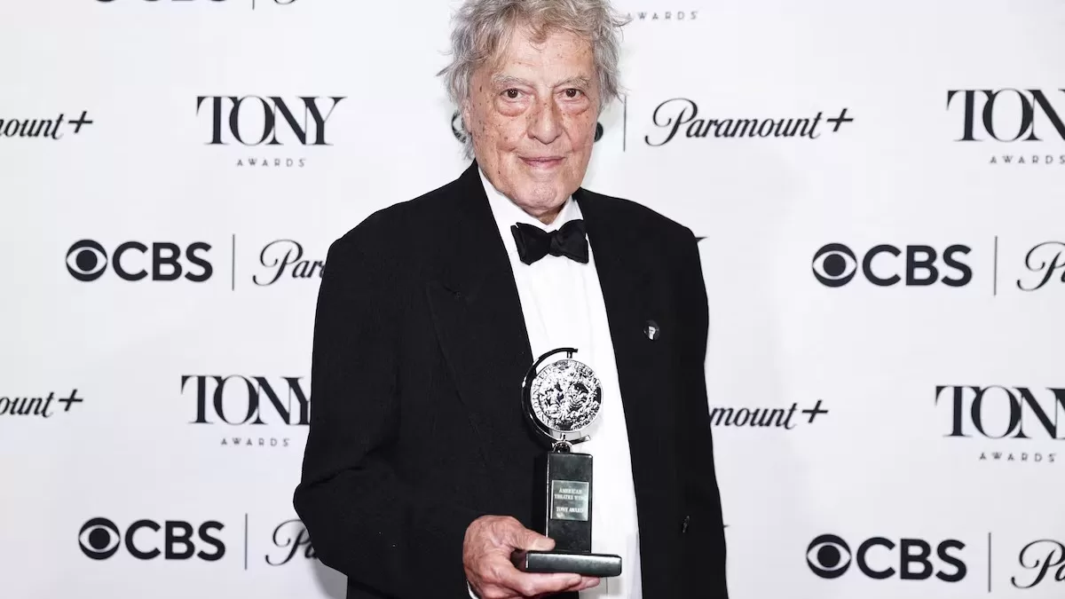 Том Стоппард с наградой за лучшую пьесу «Леопольдштадт» на 76-й ежегодной церемонии вручения премии «Тони» в Нью-Йорке, США, 11 июня 2023 года / Фото Reuters