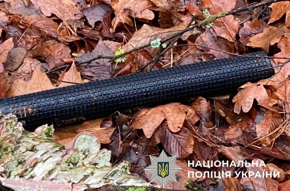 В лесу в Оболонском районе нашли обломки дрона со взрывчаткой / Фото: Нацполиция