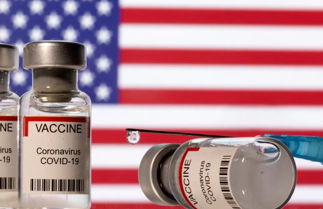 Флаконы с надписью «ВАКЦИНА против коронавируса COVID-19» / Фото: REUTERS