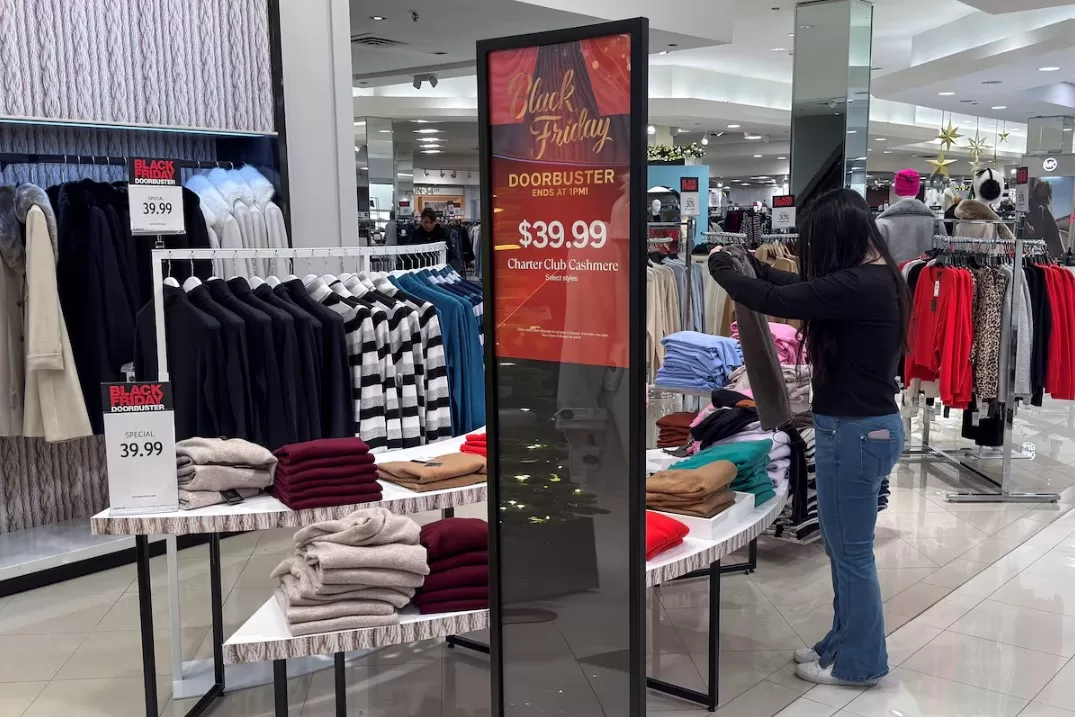 Сотрудник складывает одежду в универмаге Macy's во время распродажи «Черная пятница» в торговом центре Roosevelt Field в Гарден-Сити, штат Нью-Йорк, США, 28 ноября 2025 года / Фото: REUTERS