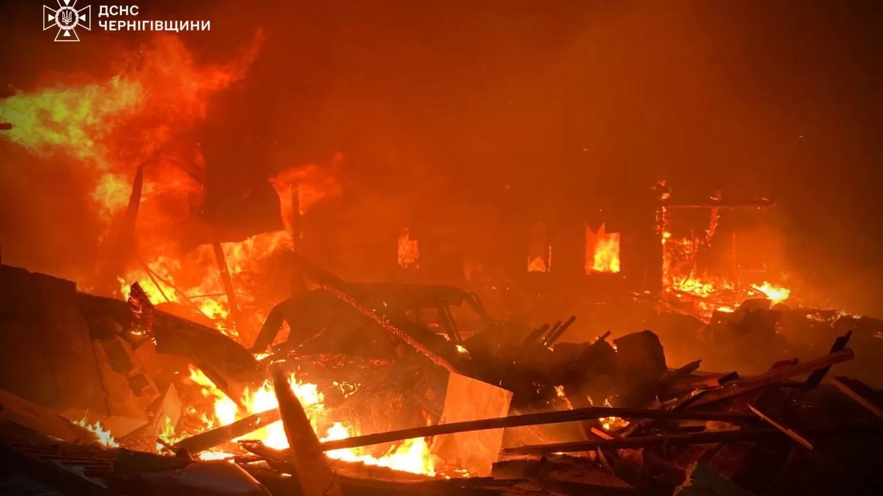 Пожежа на місці влучання БпЛА на Чернігівщині / Фото: ДСНС