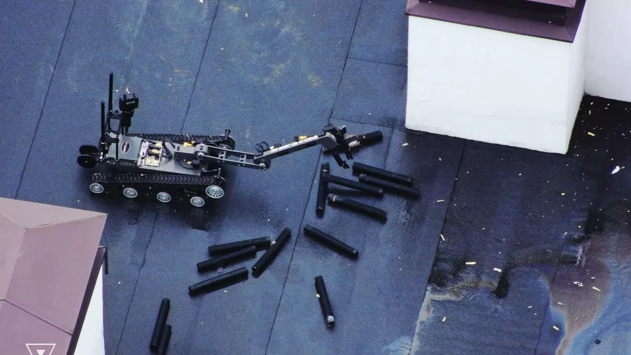 У Вишгороді робот збирає касетні боєприпаси на даху будинку / Фото: ДСНС