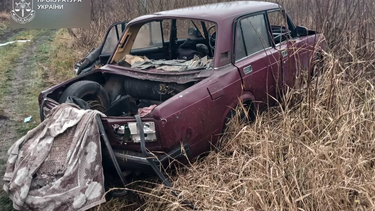 Пошкоджена російським дроном автівка / Фото: Сумська обласна прокуратура