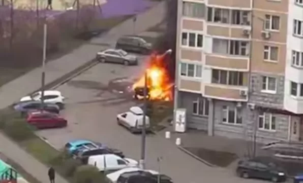 Уничтоженное огнем авто сотрудника оборонного института в РФ / Скриншот