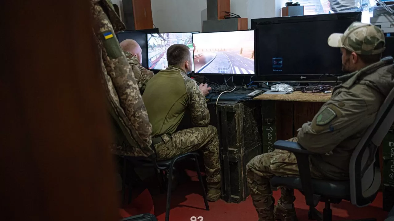 Пока одни отрабатывают полеты, другие учатся держать связь, анализировать цель, работать в команде / Фото Батальона беспилотных систем ББпC Black Raven 93 (93 ОМБр «Холодный яр»)