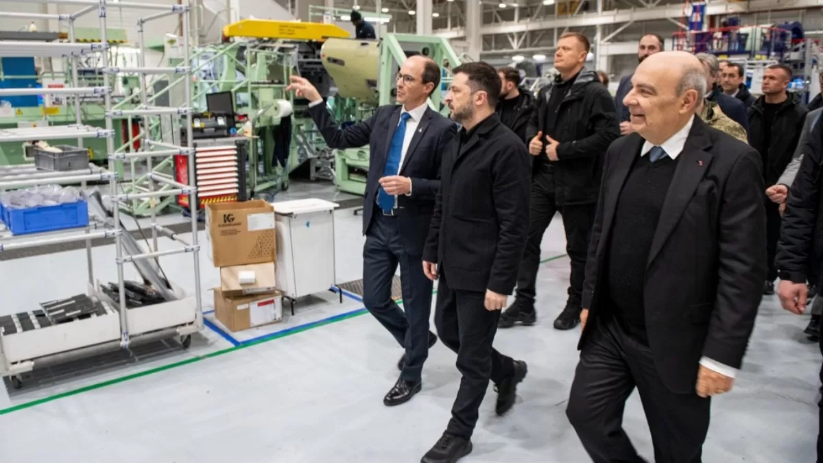 Эрик Трапье (справа от Зеленского) представил Главе государства производственные мощности предприятия / Фото Офис президента