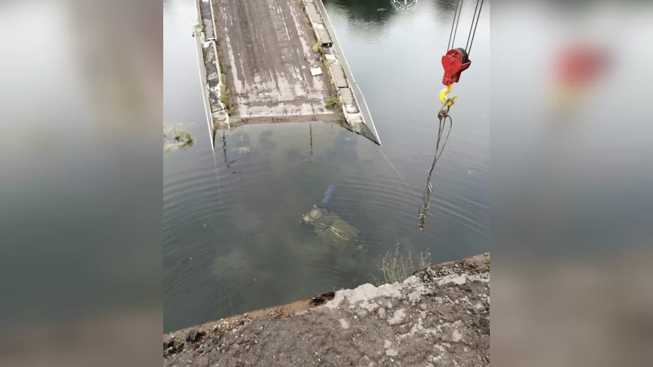 Авто военных в реке / Фото: Сумская областная прокуратура