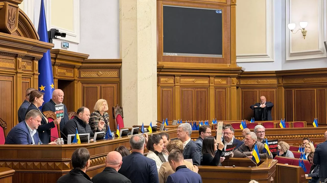 Блокировка трибуны в Верховной Раде 2 декабря / Фото: Ярослав Железняк