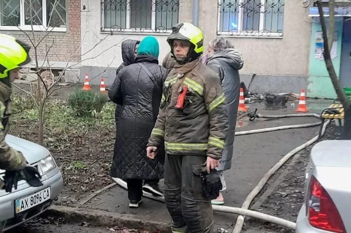 Спасатель на месте пожара в Харькове, на котором погибла женщина / Фото: ГСЧС